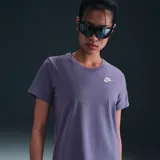 Remera Nike Sportswear Club Essentials color lila con logo blanco bordado en el pecho.