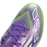 Championes de fútbol Adidas F50 Club FG/MG, color violeta con detalles en verde y blanco.