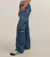 Pantalón de jeans celeste de corte recto, con bolsillos cargo laterales y cintura con trabillas.