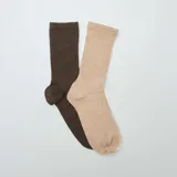 Pack de 2 pares de medias en colores kaki y beige, con diseño de textura acanalada.