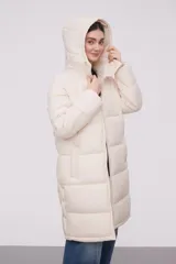 Campera gris crudo con capucha, diseño holgado y cierre frontal, ideal para climas fríos.