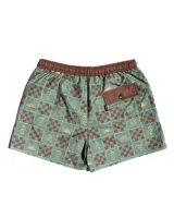 Short de baño verde con estampado de figuras geométricas en marrón y beige, cintura elastizada con cordón ajustable.