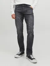 Pantalón de jean negro de corte slim fit, con cinco bolsillos y cierre con botón.