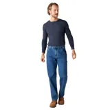Pantalón de jean azul, corte recto, estilo carpintero, con bolsillos laterales y traseros.