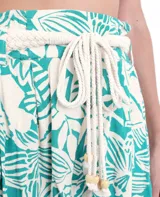 Short de tiro alto con estampado de hojas en tonos celeste y blanco. Presenta cintura elastizada con cinturón de soga con cuentas de madera.