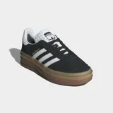 Championes Adidas Gazelle Bold negros con plataforma color caramelo y las tres tiras blancas a los costados.
