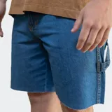 Bermuda de denim color azul con corte clásico y detalles de bolsillo lateral.