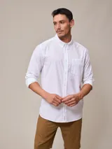 Camisa blanca de manga larga confeccionada en algodón con efecto peach.