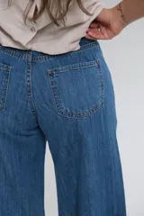 Pantalón de jean azul de corte wide leg, tiro alto y calce relajado.