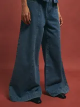 Pantalón de jean celeste de corte acampanado con costuras verticales en el frente.