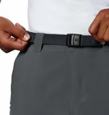 Pantalón de senderismo gris con cinturón negro, corte recto y múltiples bolsillos cargo. Confeccionado con tejido resistente al agua y tecnología Omni-Wick para mayor comodidad.