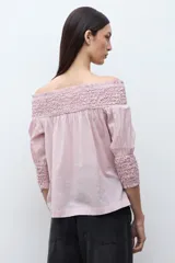 Blusa rosa claro de manga larga con escote Bardot fruncido y elástico en puños.