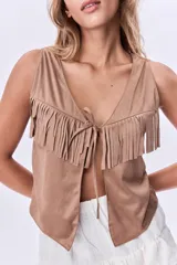 Chaleco color visón con flecos en el pecho y corte en V.