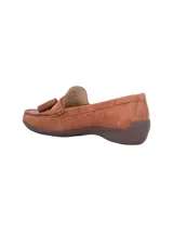 Mocasín color borgoña con textura reptil, detalle de antifaz en nobuck y borlas.