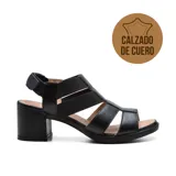 Sandalias de cuero color beige con tiras elásticas y taco cuadrado.