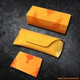 Armazón de acetato color borgoña, con forma de ojo de gato y patillas con núcleo de metal plateado.