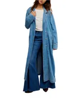 Tapado largo de denim celeste con solapas marcadas y diseño clásico.