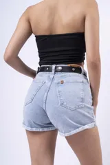 Short de jean celeste con cintura alta, corte ajustado y ruedo doblado.