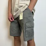 Bermuda cargo gris de gabardina, con bolsillos laterales y traseros.
