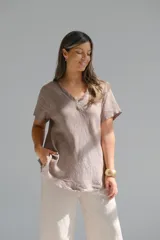 Remera color visón de lino con escote en V y mangas cortas.