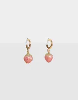 Aros dorados tipo argolla con dije colgante de frutilla rosa de acrílico.