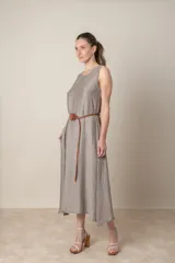 Vestido midi marrón de tejido tramado, corte suelto, sin mangas y con bolsillos laterales.