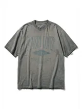 Remera de jersey con efecto teñido y corte holgado. Presenta una estampa frontal con el texto 'Sunset Lover' y 'You're my last sunburn' en color verde.