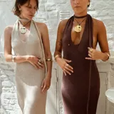 Aros tipo botón dorados con textura irregular que simula la superficie de un molusco.