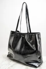 Bolso tipo tote grande color bordó, de cuero vegano, con doble asa corta.