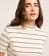 Blusa de ribana color crudo con rayas horizontales azul marino, cuello medio y mangas cortas.