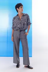 Pantalón de lino a rayas verticales azules y beige, de corte recto y relajado.