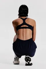 Top deportivo azul marino de tejido funcional con tecnología ShapeMove™ y DryMove™. Ofrece ajuste ceñido, soporte óptimo y absorción de sudor. Cuenta con copas forradas con relleno extraíble, breteles anchos ajustables, espalda nadadora de malla con abertura y cierre de corchetes trasero.