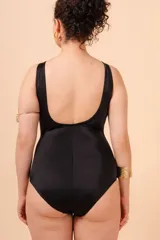 Malla enteriza con estampado geométrico en blanco y negro, escote cuadrado, breteles anchos y frunces en el abdomen. Confeccionada con fibra LYCRA® XTRA LIFE™.