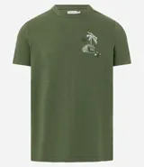 Remera verde militar de algodón texturizado, corte regular, cuello redondo y mangas cortas. Estampa tropical de una casa y palmeras en el pecho.