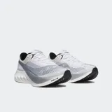 Championes de running Saucony Endorphin Pro 4, color blanco con detalles en gris claro y negro. Presentan una entresuela gruesa con tecnología PWRRUN PB y PWRRUN HG, y una placa de carbono integrada. El forro del talón es negro y el logo lateral es gris claro.