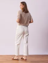 Bolero tejido color beige, marca Ninety, de manga corta con apliques de botones en los puños.