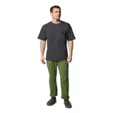 Pantalón de trekking color verde oliva, con corte recto, bolsillos laterales y traseros con cierre, rodillas articuladas y tejido repelente al agua.