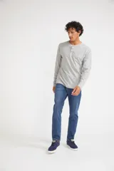 Jean recto de hombre, calce regular, cintura regular con tiro medio, logo bordado y pasa cinto.