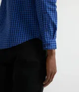 Camisa de hombre de corte slim fit, con cuello abotonado y estampado de cuadros azules.