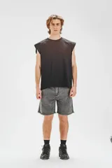 Bermuda gris con efecto lavado, de corte recto y largo a la rodilla. Presenta cintura con bragueta y botón metálico, bolsillos delanteros y traseros, y ruedo desflecado.
