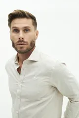 Camisa de manga larga color verde oliva, confeccionada en una mezcla de lino y algodón. Presenta un corte semi slim, cuello camisero y un pequeño logo bordado en el pecho.