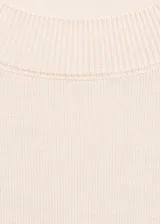 Jersey rosa claro de punto fino con cuello redondo y manga larga.