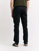 Pantalón negro de corte chino.