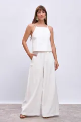 Blusa blanca de tirantes finos y corte cropped.