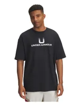 Remera negra de hombre Under Armour, de corte holgado y mangas cortas. Presenta un logo de la marca en color blanco en el centro del pecho.