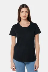 Remera azul de algodón y poliéster, de corte recto, cuello redondo y manga corta.