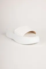 Sandalias blancas con plataforma de 5 cm y tira ancha con diseño en relieve.
