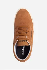 Championes casuales de cuero color marrón con suela de goma blanca y detalles en naranja.