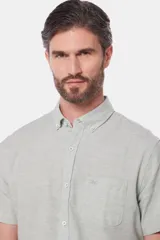 Camisa celeste de lino y algodón, de manga corta, con cuello abotonado y bolsillo en el pecho.