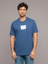 Remera azul de algodón con logo de Calvin Klein estampado en el pecho dentro de un cuadrado blanco.